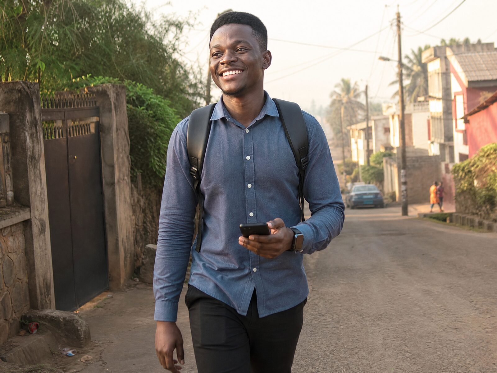 Jeune professionnel consultant le fil du matin sur son téléphone